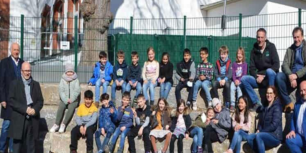 Barrierefreier Schulhof mit wassernahem Klassenzimmer eröffnet