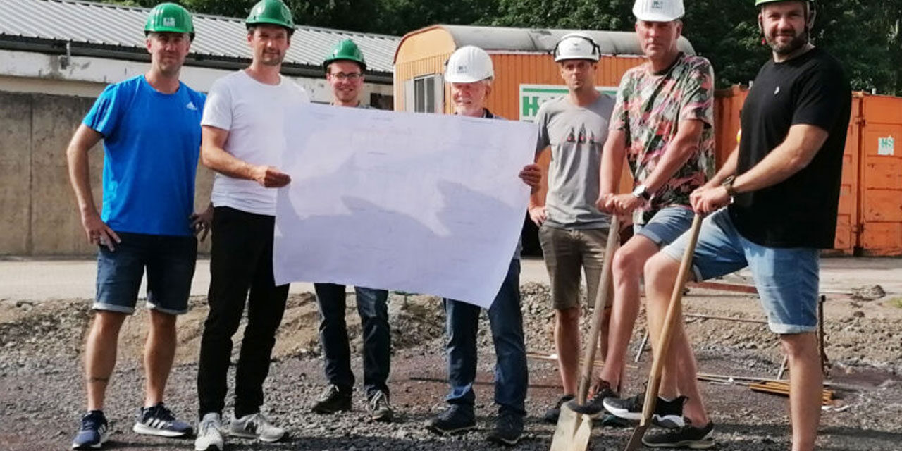 „Spatenstich für Büroanbau: Ein Meilenstein in der Unternehmensentwicklung“